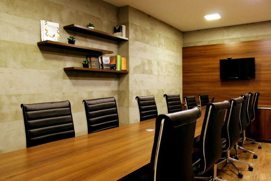 pexels photo 2976970 2976970 Elegant boardroom with leather chairs and wooden decor, ideal for meetings.